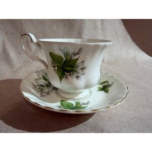 Royal Albert Trillium Teacup and Saucer Set Bone China England Vintage Floral
